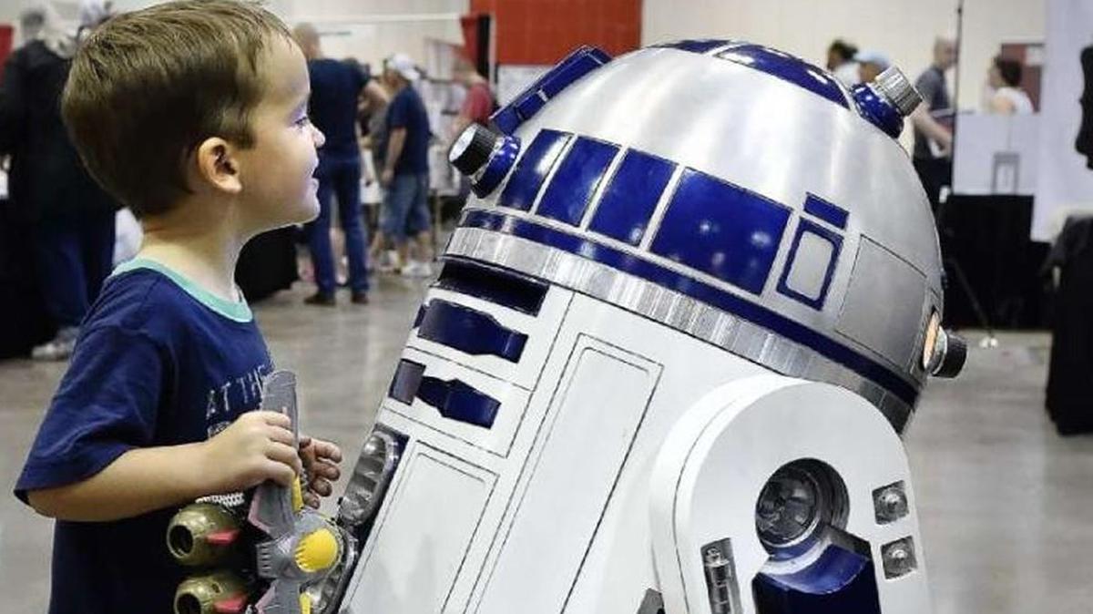 R2-D2 made a friend at the Kansas City Comic Con in 2015.