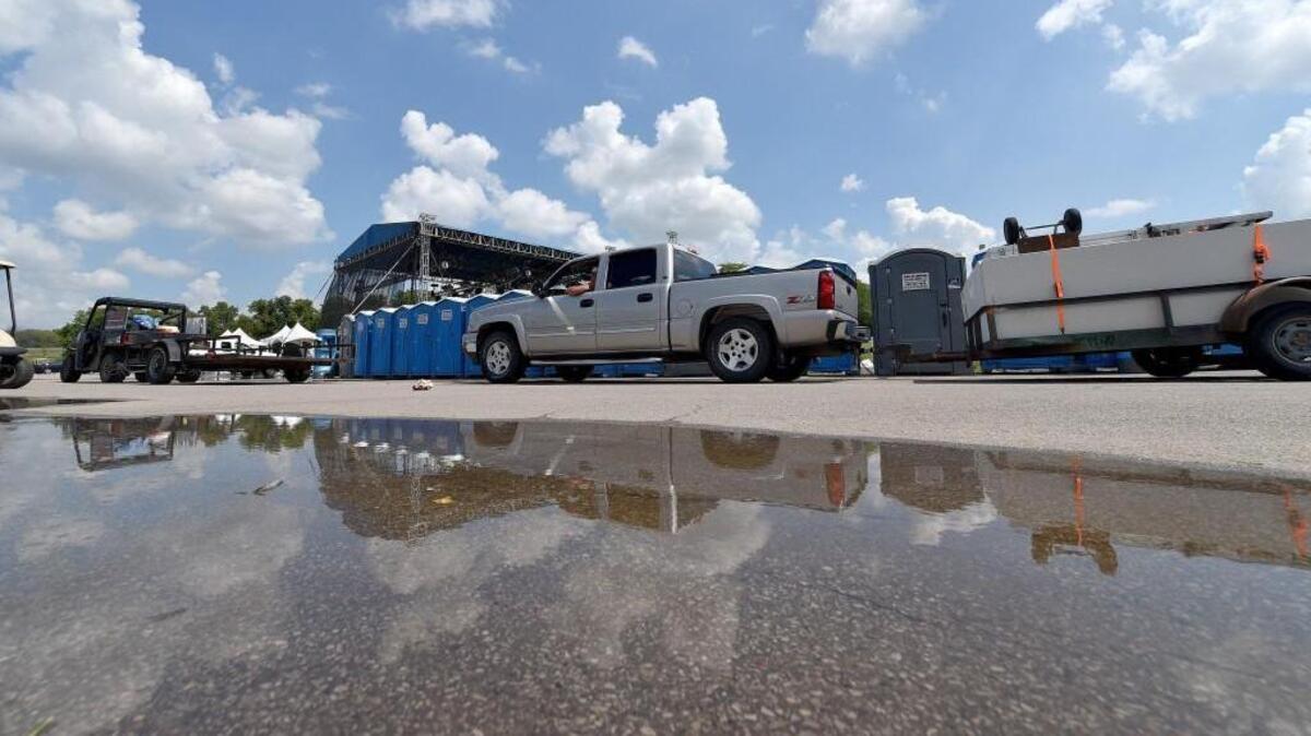 Instead of opening at 1 p.m. Sunday, vendors packed up and left the Rhythm ’N Balloons Festival after the final day of the music and hot air balloon festival was canceled in Hodge Park in Kansas City, North.