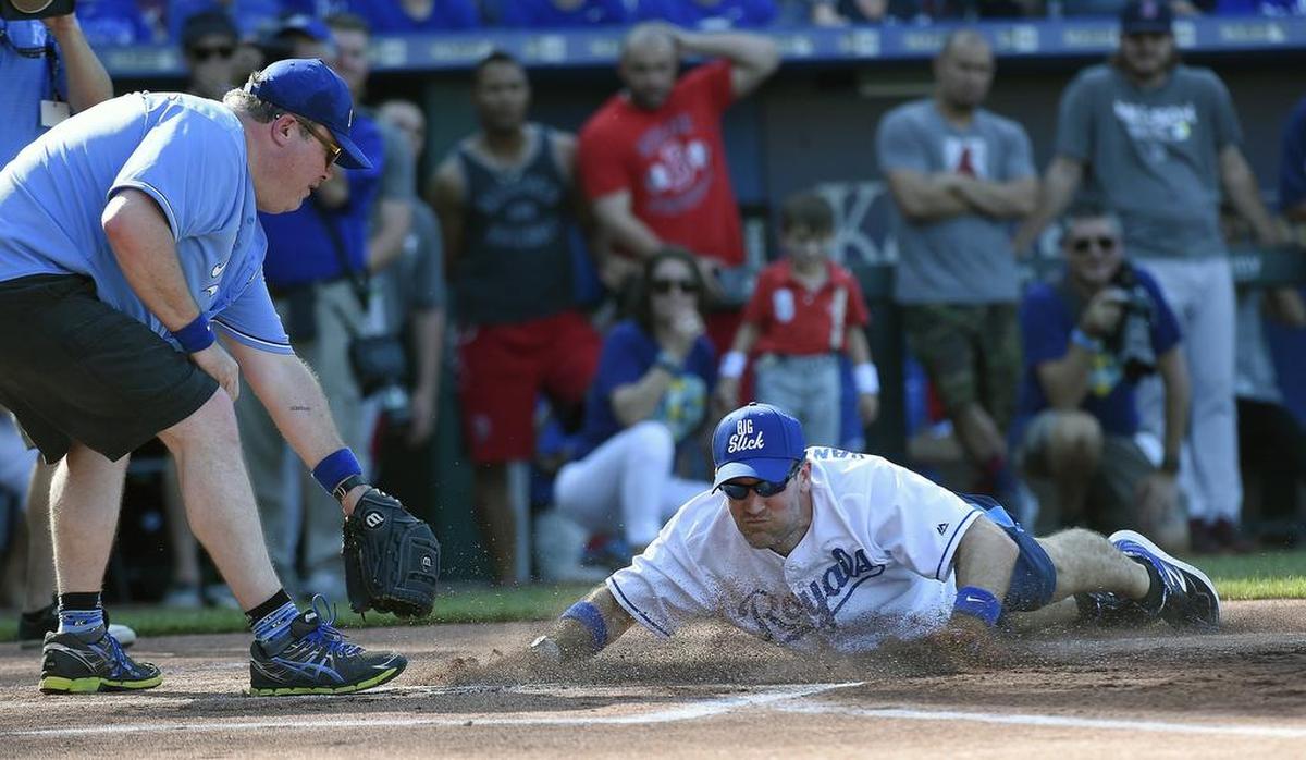Van Der Beek scored on Stonestreet during the 2015 celebrity softball game.