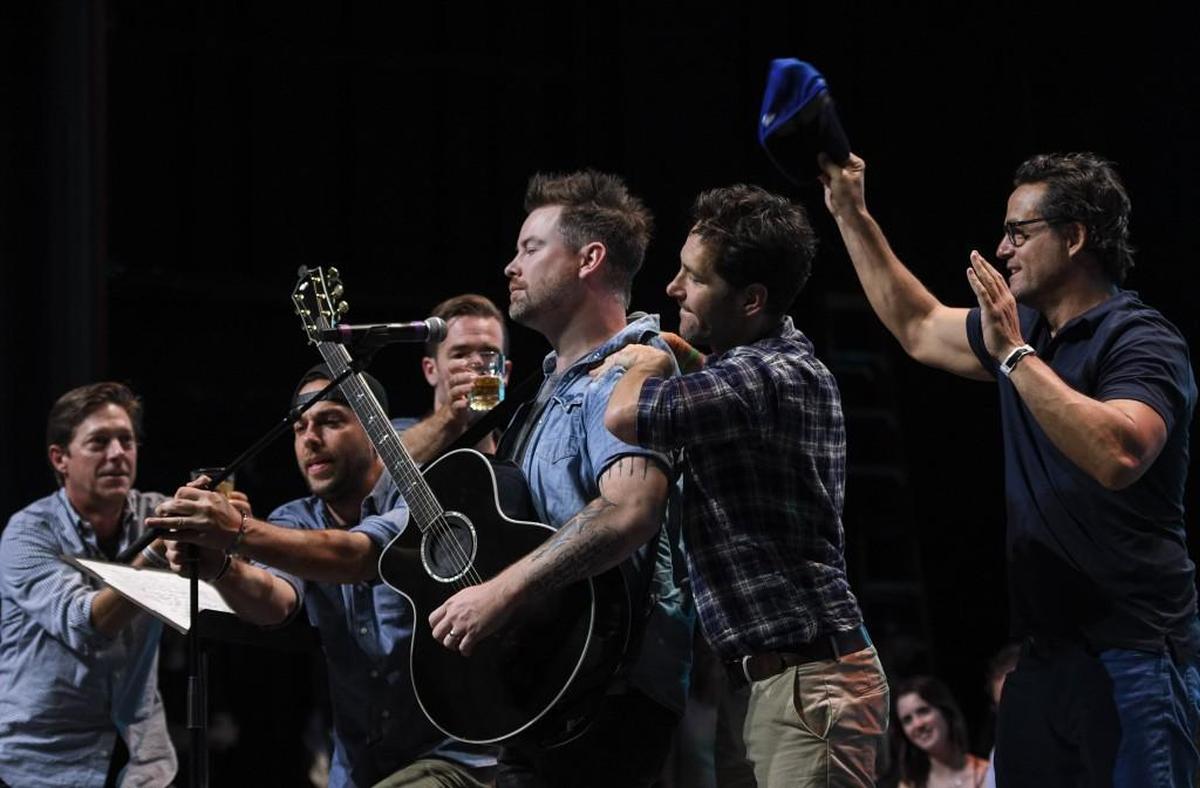 Singer David Cook got a back rub from Paul Rudd and support from his fellow celebrity guests before his performance at 2017's Big Slick auction.
