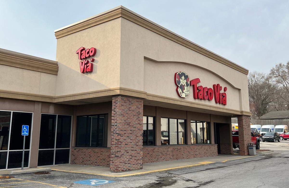 Jason Sudeikis visits the Taco Via at 8896 W. 95th St. in Overland Park a few times a year, according to manager Quentin Heilman.