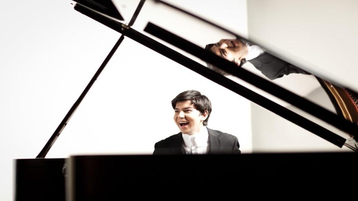 Internationally acclaimed pianist Behzod Abduraimov, graduate of Park University’s International Center for Music and current artist-in-residence, started the show with the Ferruccio Busoni arrangement of Johann Sebastian Bach’s Toccata and Fugue in D minor.