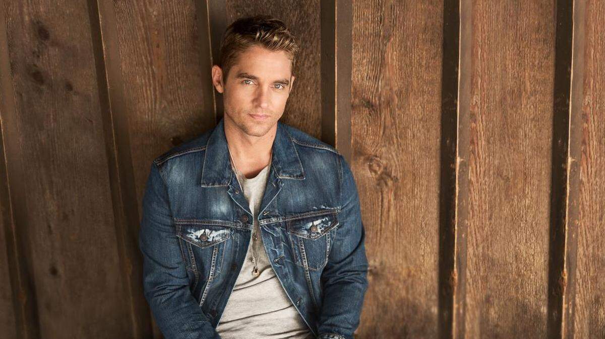 Brett Young, who hit No. 1 on the country radio charts with his first single, combines his California pop influences with a modern Nashville sound.