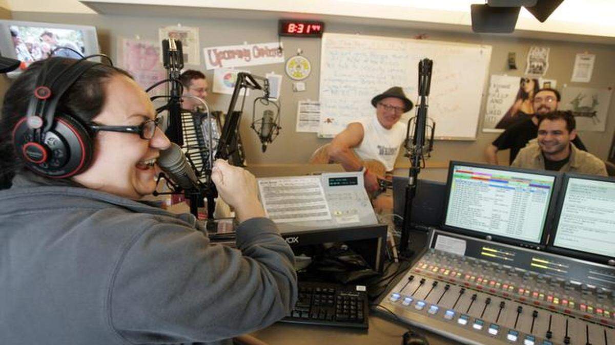 
Afentra of 96.5 The Buzz hosts her live morning show on The Buzz.
