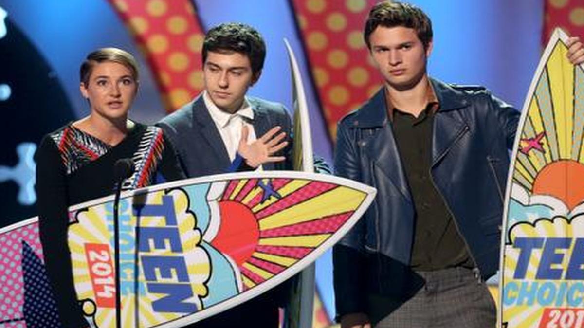 
Shailene Woodley, from left, Nat Wolff and Ansel Elgort accept the award for choice movie: drama for “The Fault In Our Stars” at the Teen Choice Awards at the Shrine Auditorium on Sunday, Aug. 10, 2014, in Los Angeles. 
