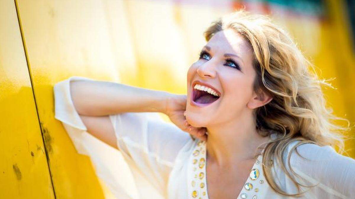 
Joyce DiDonato cuts loose with operatic razzle-dazzle on her new CD, “Stella di Napoli,” exploring the origins of the bel canto, or beautiful singing, style in opera. 
