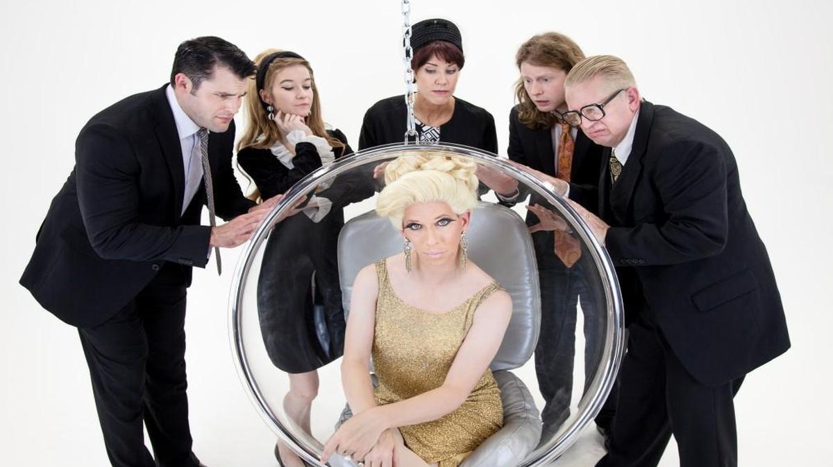
De De DeVille (center) stars in “Die Mommie Die” with a supporting cast that includes (from left) Jeff Smith, Alisa Lynn, Stasha Case, J. Will Fritz and Reed Uthe.
