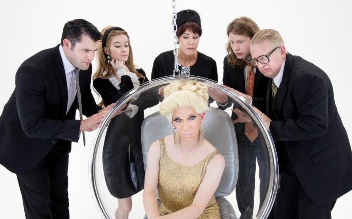 
De De DeVille (center) stars in “Die Mommie Die” with a supporting cast that includes (from left) Jeff Smith, Alisa Lynn, Stasha Case, J. Will Fritz and Reed Uthe.
