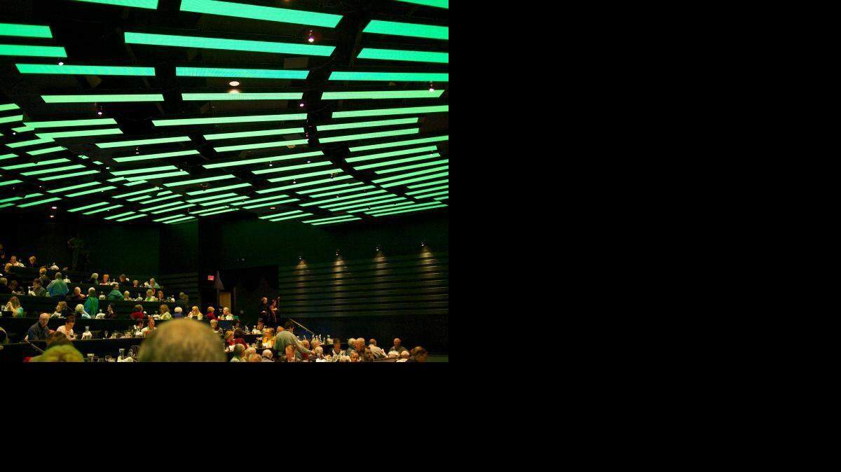 
New ceiling lights in the New Theatre fan out over the audience and draw viewers’ attention directly to the stage.

