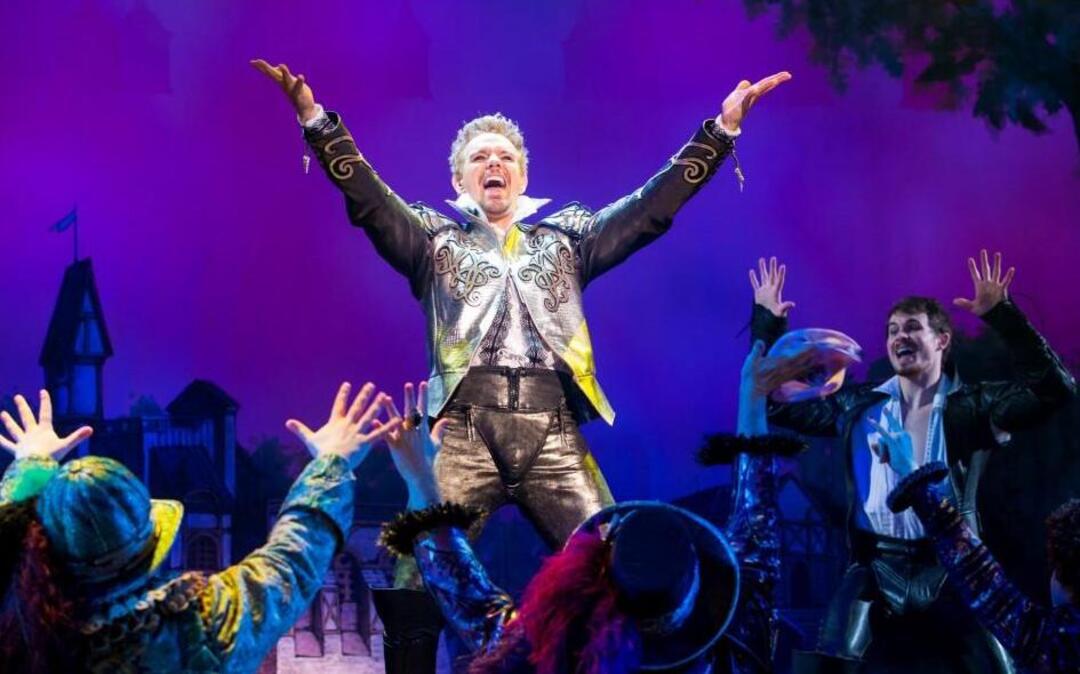 Adam Pascal, who played William Shakespeare in “Something Rotten!” on Broadway, continues the role in the touring production now playing at Starlight Theatre.