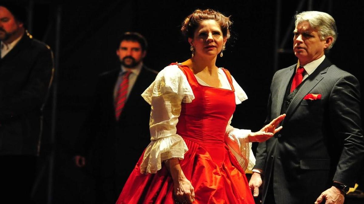 Karen Paisley, artistic director of Metropolitan Ensemble Theatre, played the title role in “Mary Stuart” earlier this year. Husband Bob Paisley (far right) was the Earl of Leicester. The MET has acquired the historic Warwick Theatre at Main Street and Westport Road.