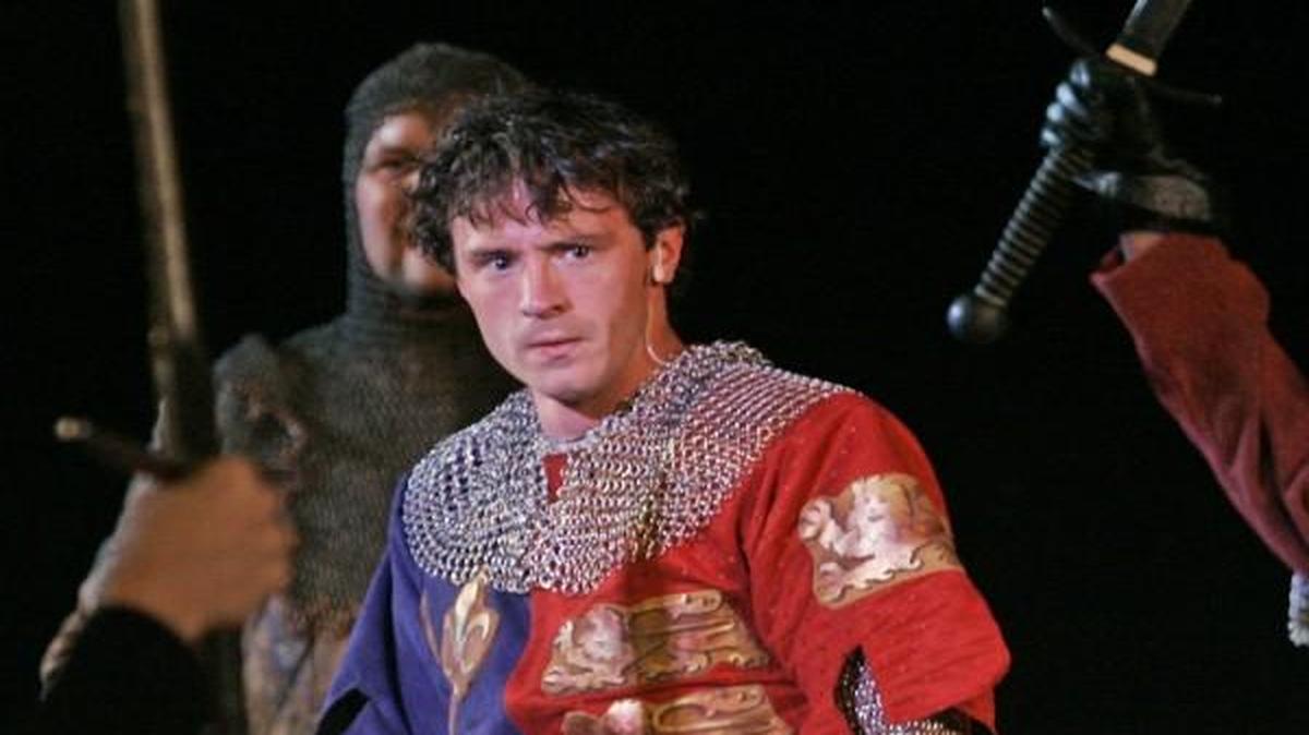 Nathan Darrow (left) played the title role in “Henry V” in 2006 at Heart of American Shakespeare Festival. He’ll be back next summer for “Hamlet.”