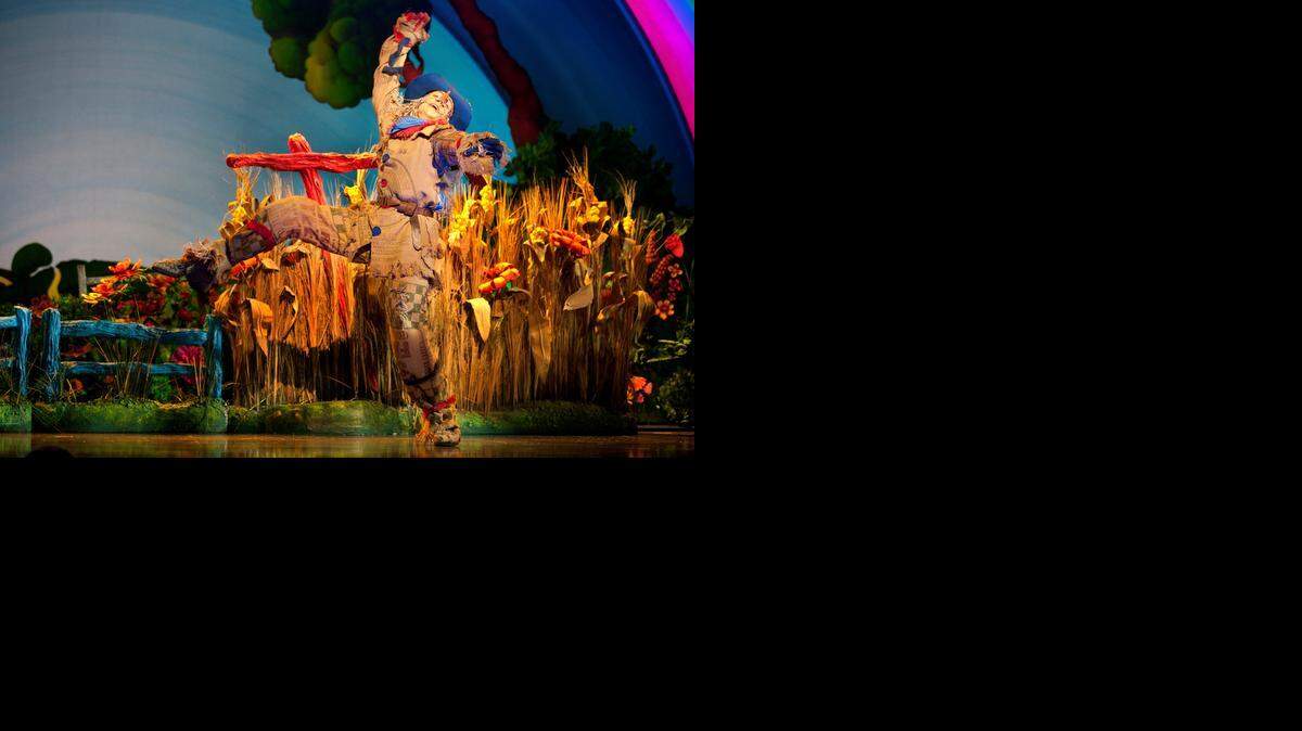 
Jamie McKnight as Scarecrow in the Toronto production of “The Wizard of Oz.”

