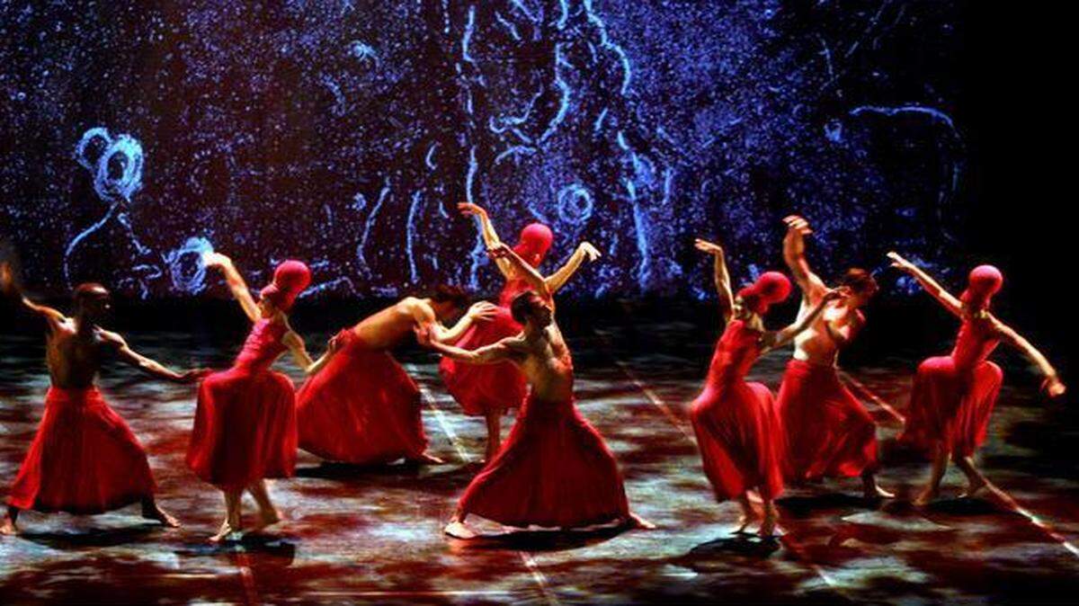 
Momix, based in Washington, Conn., performs “Alchemia” on Friday and Saturday in Yardley Hall. The piece is a 75-minute exploration of the human body’s connections to fire, air, water, and earth.
