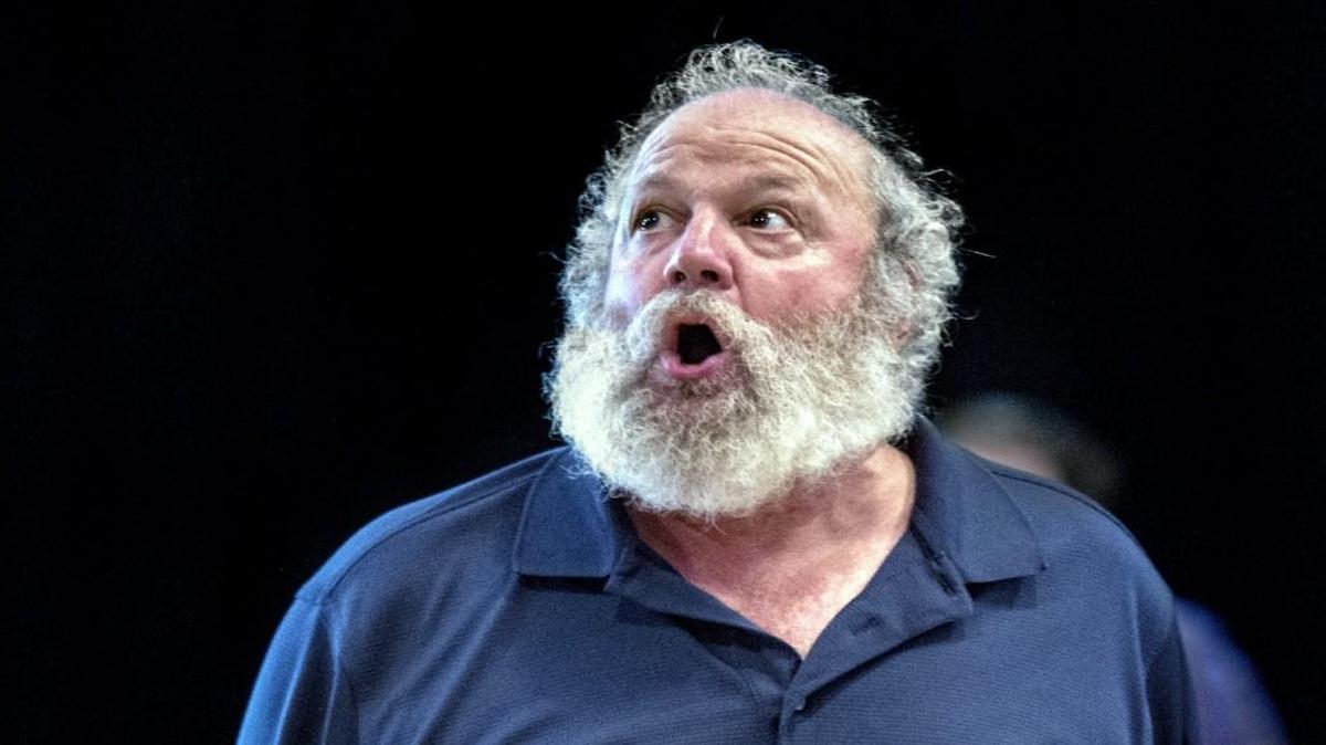 As he is about to retire, Theodore Swetz rehearses for his role of a lifetime, King Lear.