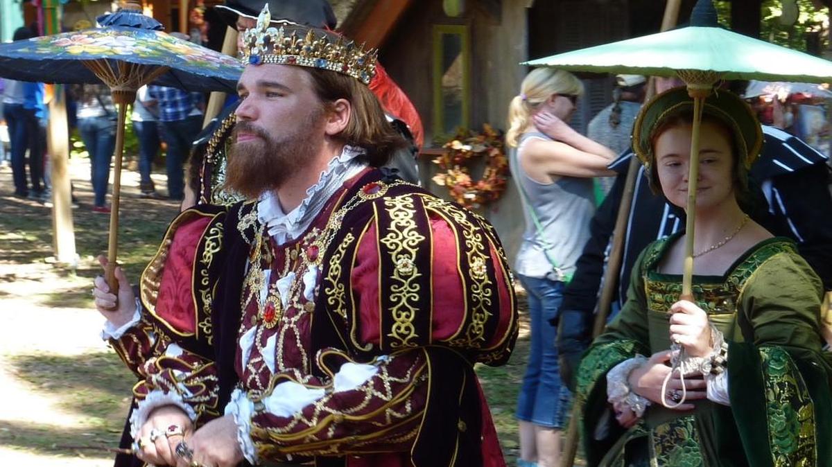 
The King and Queen joined the parade through the Kansas City Renaissance Festival grounds. Parades occur every day the festival is open.
