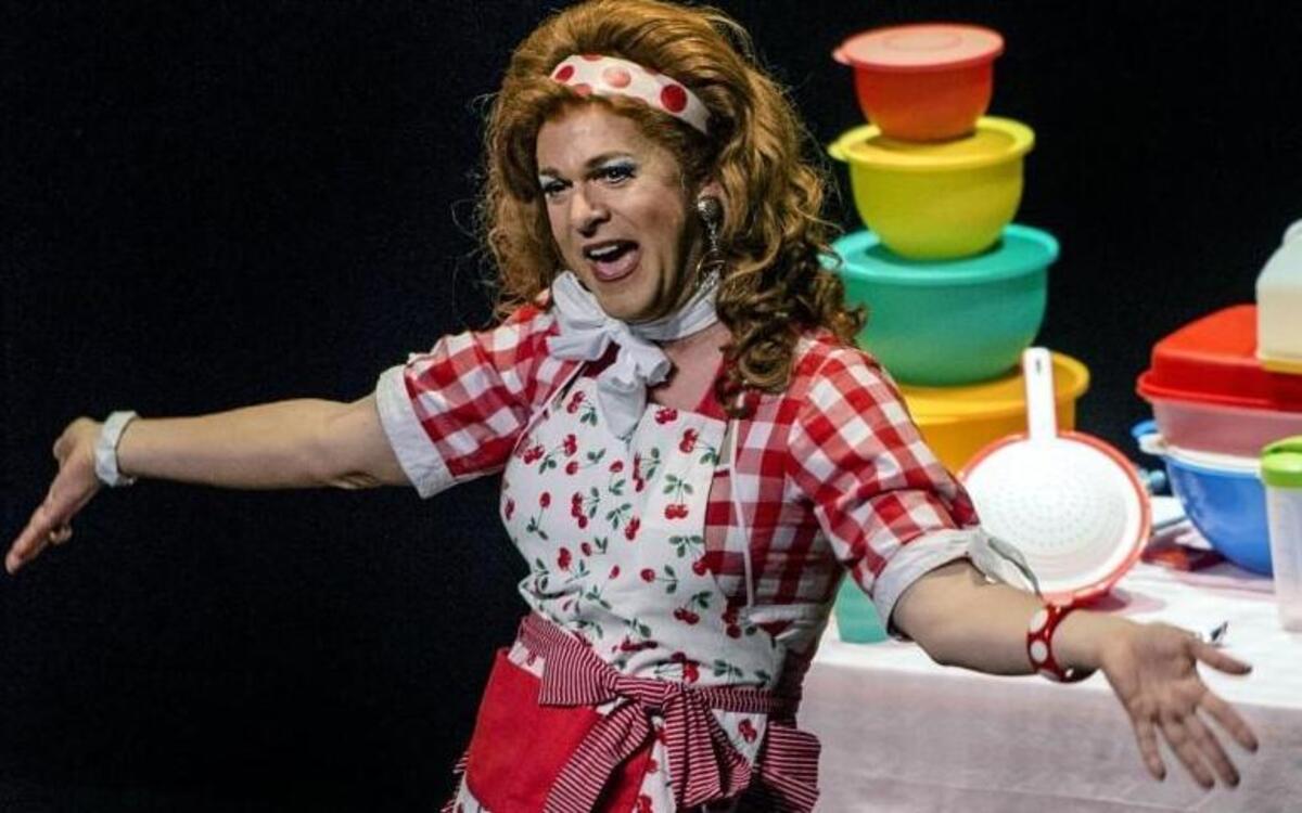 Kris Andersson performs during the opening night of “Dixie’s Tupperware Party” at Starlight Theatre.