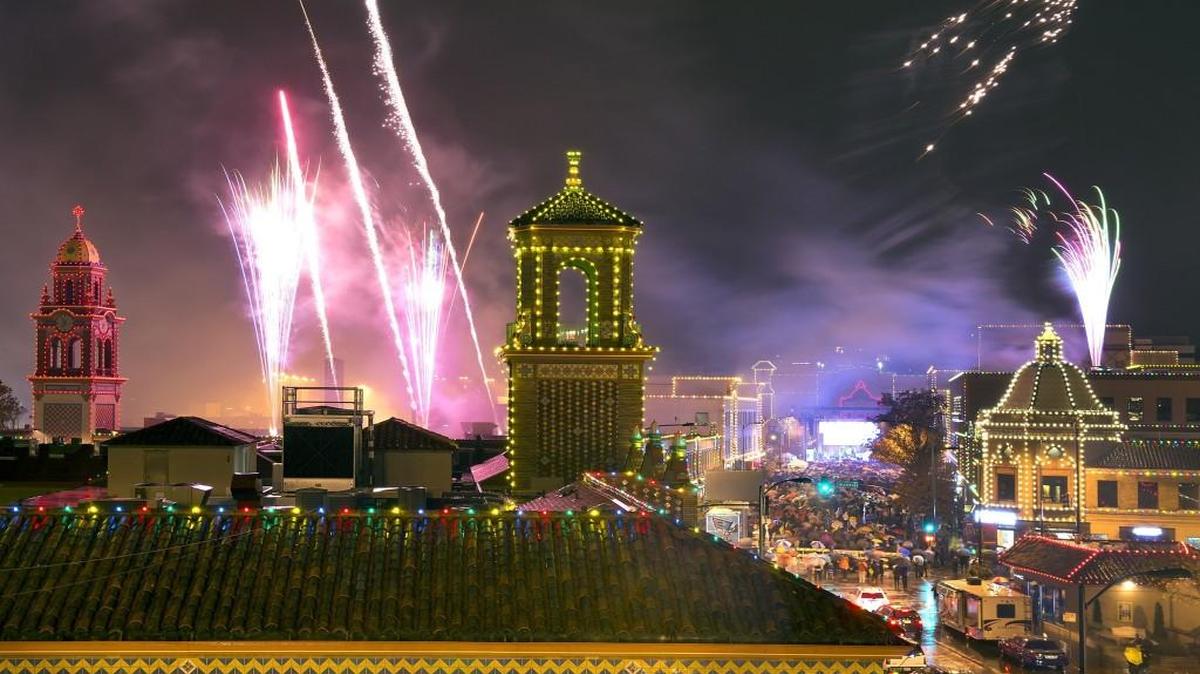 The Country Club Plaza will once again be aglow with holiday lights starting Thanksgiving night.