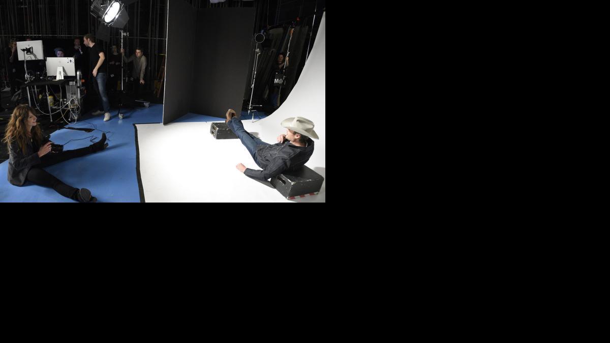 
Country star Blake Shelton spent Tuesday posing for Mary Ellen Matthews, who has been taking portraits of “Saturday Night Live” guest hosts since 1999.
