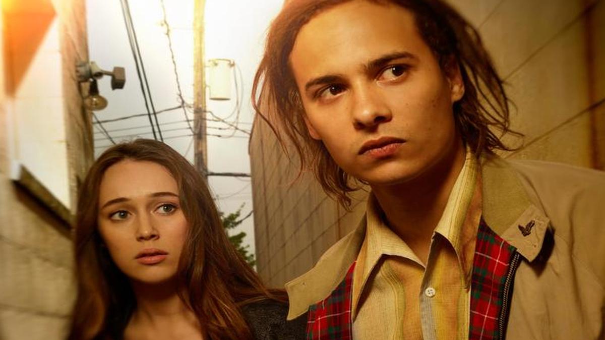 
Sparring siblings Alicia (Alycia Debnam-Carey) and Nick (Frank Dillane) are tackling different crises as the undead rise in their city. 
