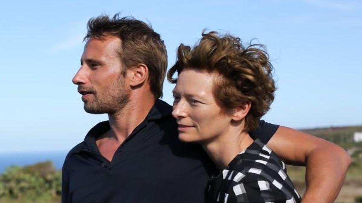 A rock star (Tilda Swinton) and her lover (Matthias Schoenaerts) live an idyllic existence, until her ex descends into their paradise.