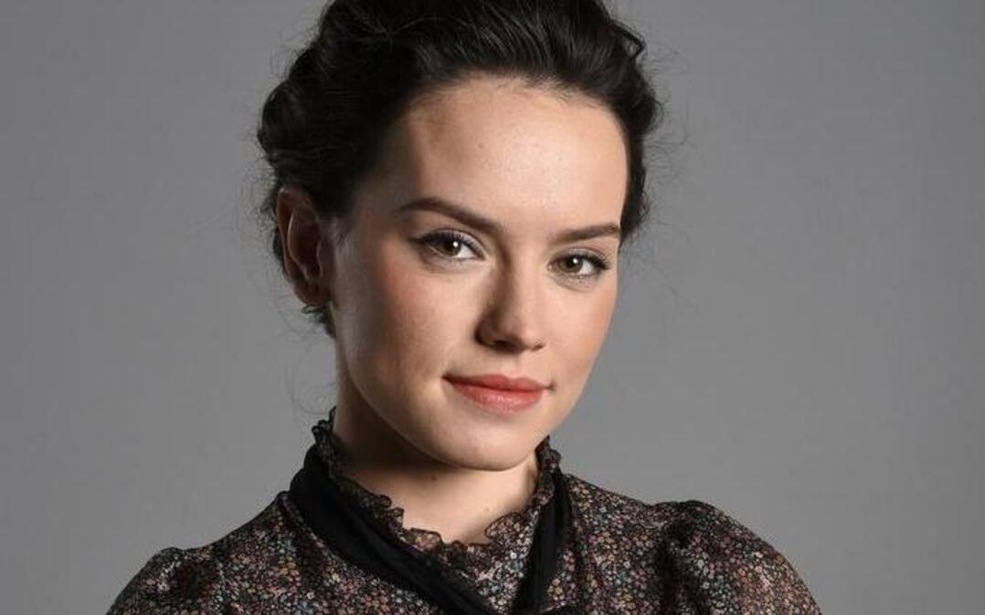 Daisy Ridley is learning about fame because of her role as the mysterious Rey in “Star Wars: The Force Awakens.”