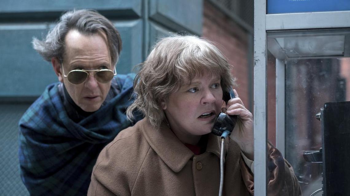 Lee Israel (Melissa McCarthy) and her partner-in-crime (Richard E. Grant) forge documents to get rich.