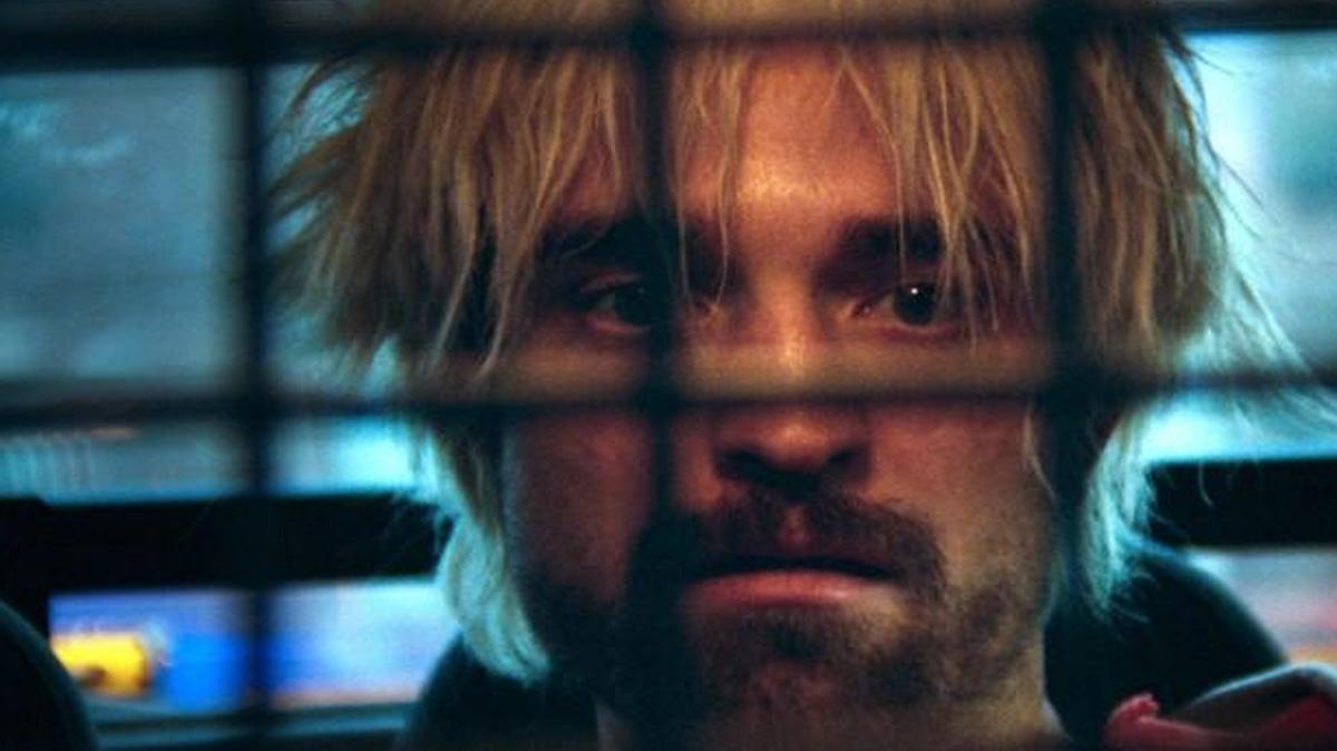 After a botched robbery, a small-time hustler (Robert Pattinson) hopes to rescue his brother from the authorities.