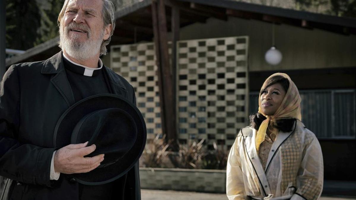 A priest who is really a bank robber (Jeff Bridges) and a Motown singer (Cynthia Erivo) cross paths at the El Royale motel.