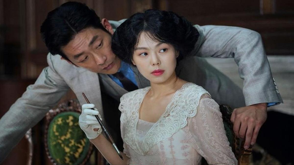 Sook-hee (Kim Tae-ri), a young Korean pickpocket, is chosen by her gang leader (Ha Jung-woo) to help him con a young heiress.