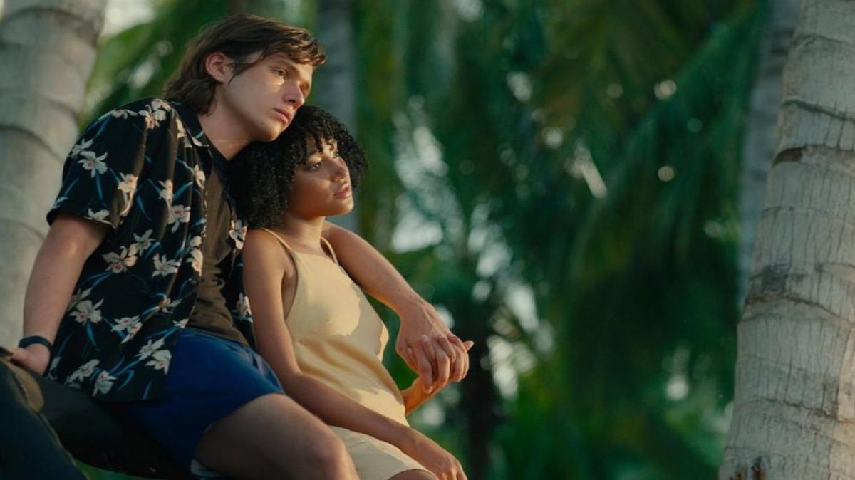 Because of health issues, Maddy (Amandla Stenberg) has been confined to her house, until she meets Olly (Nick Robinson).