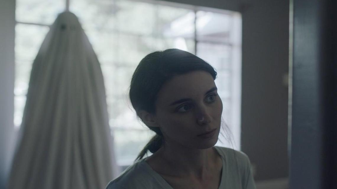 A widow (Rooney Mara) doesn’t realize that the ghost of her late husband (Casey Affleck) is quietly lurking in their home.