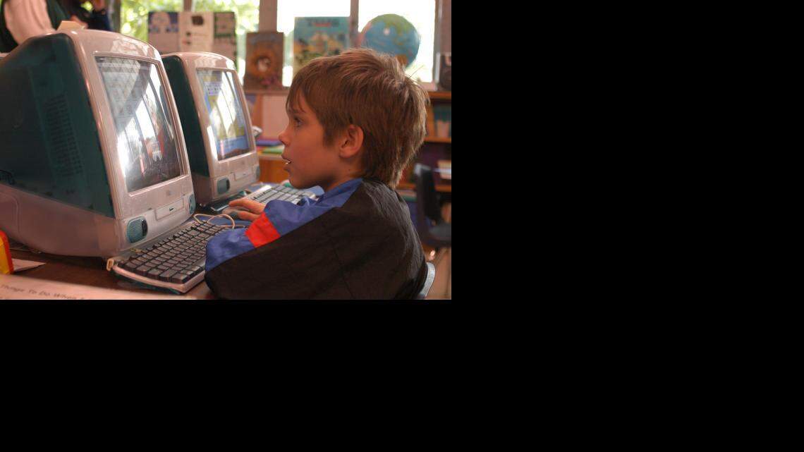 Mason (Ellar Coltrane) gets to learn computing on a sweet first-generation iMac.