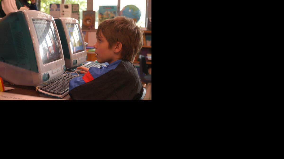 Mason (Ellar Coltrane) gets to learn computing on a sweet first-generation iMac.