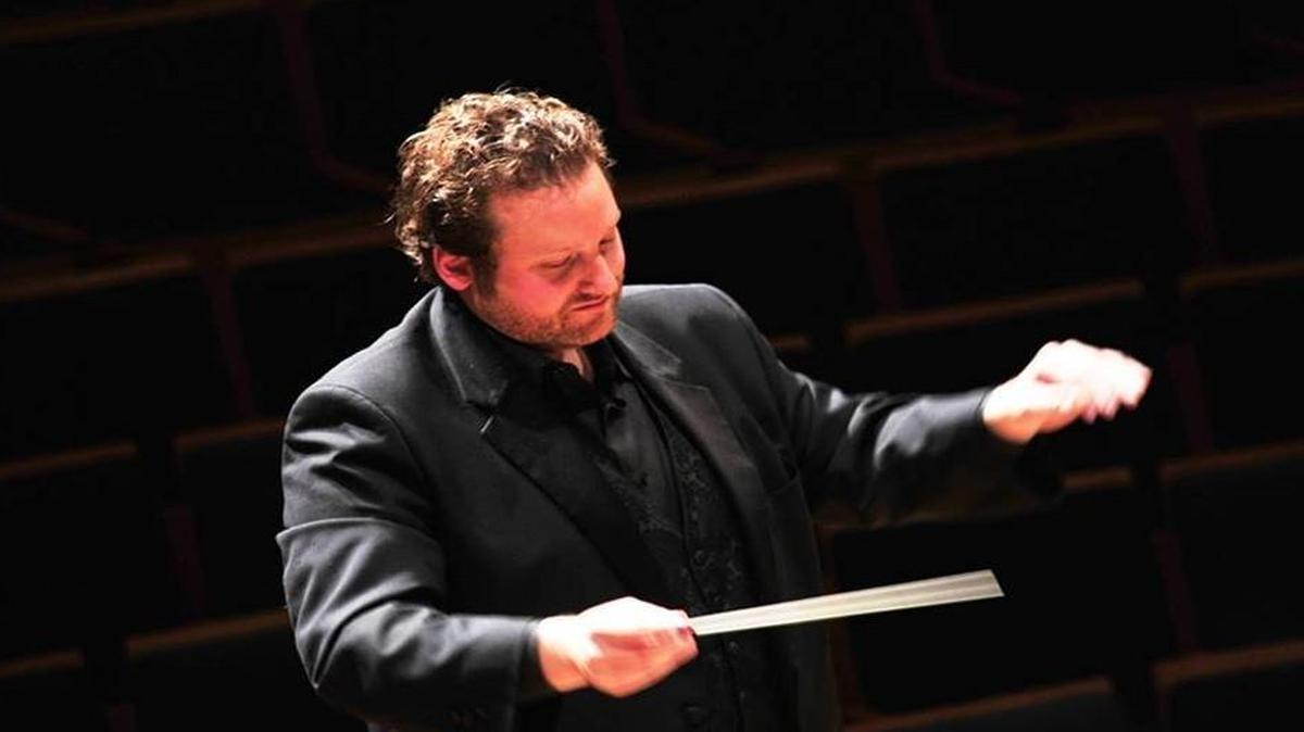 Matthew Christopher Shepard conducted the joint ensembles, indicating the varied pacing and subdued releases with clarity and serene direction.