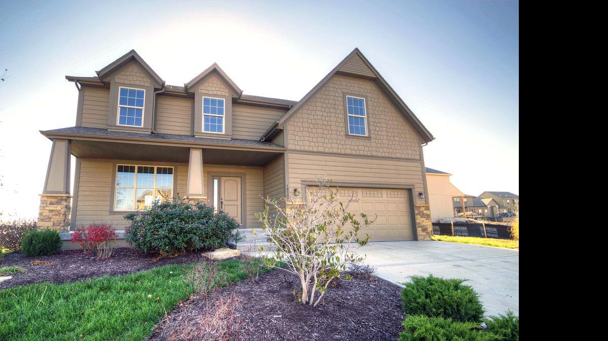 
This Makenna plan by Gabriel Homes Inc. is found in Stonebridge Trails. It features a finished daylight lower level, complete with bar, a large kitchen and an open, informal main floor, ideal for entertaining.

