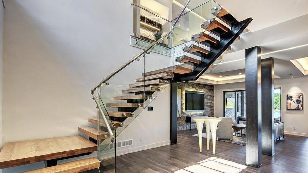 Starr Homes’ award-winning Fall Parade of Homes entry (#273) features a floating staircase leading to endless entertainment options in the lower level.