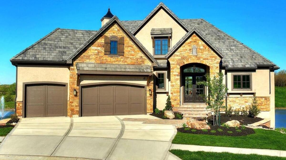 Gerry Starr, co-owner of Starr Homes, said Cottonwood Canyon’s model home was built to take advantage of the picturesque cul-de-sac homesite that offers beautiful views of the neighborhood lake.