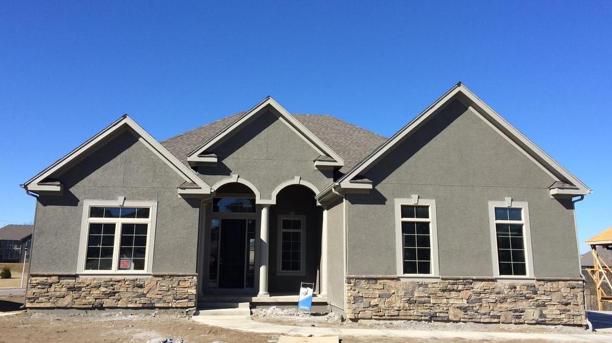 Parkview Homes’ award-winning Broadmoor reverse 1 ½-story expanded floor plan features a formal dining room, backs to greenspace and includes a covered deck and side entry garage. Priced at $517,847, the home is located at 13220 W. 170th St. and includes 60-day delivery.