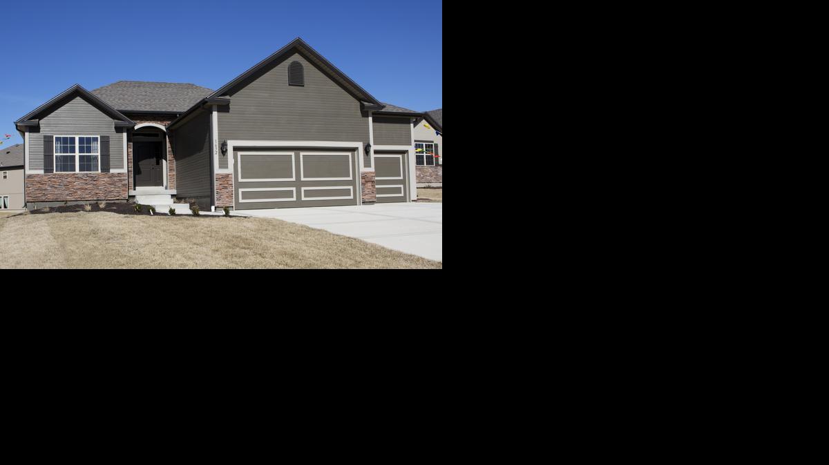 
Woodland Creek’s exclusive builder New Castle Homes offers two-story, reverse 1
1/2-story, front-to-back split-level and split-entry plans.
