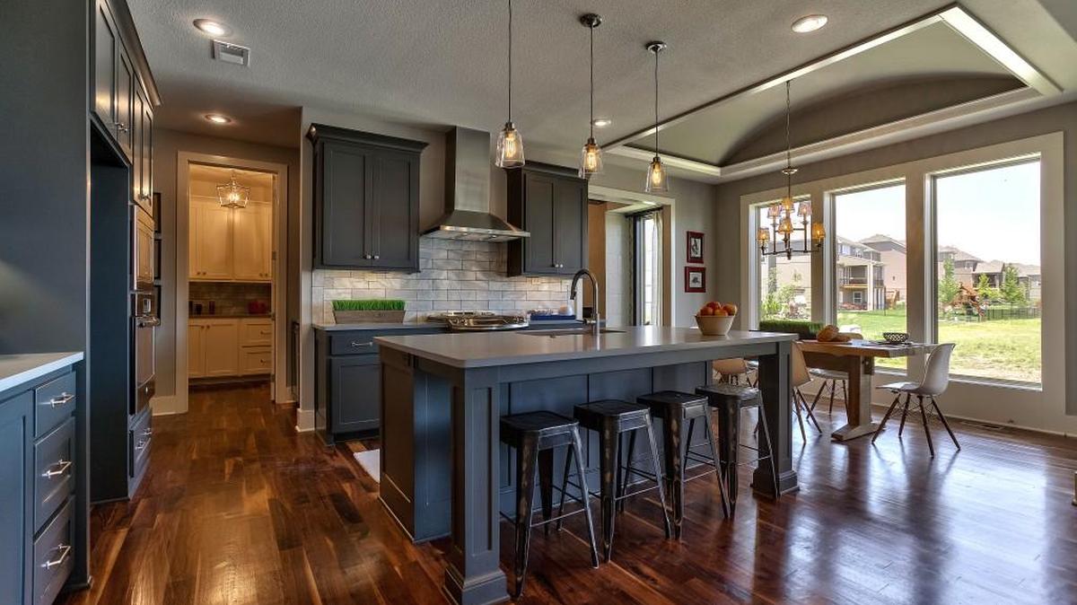 Rodrock Homes’ Summerlin Ex features a gourmet, L-shaped kitchen with an expansive center island that overlooks the great room, elegant finishes and appliances; a spacious walk-in pantry; and a cozy breakfast nook.