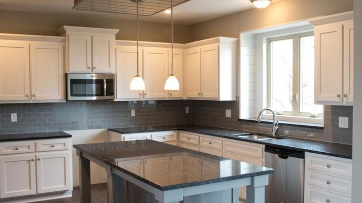 People who have viewed and bought homes in Estates of Highland Ridge love the colors, the brightness, the craftsmanship and the ceilings, said Marti Lilja, an agent for Reece & Nichols.