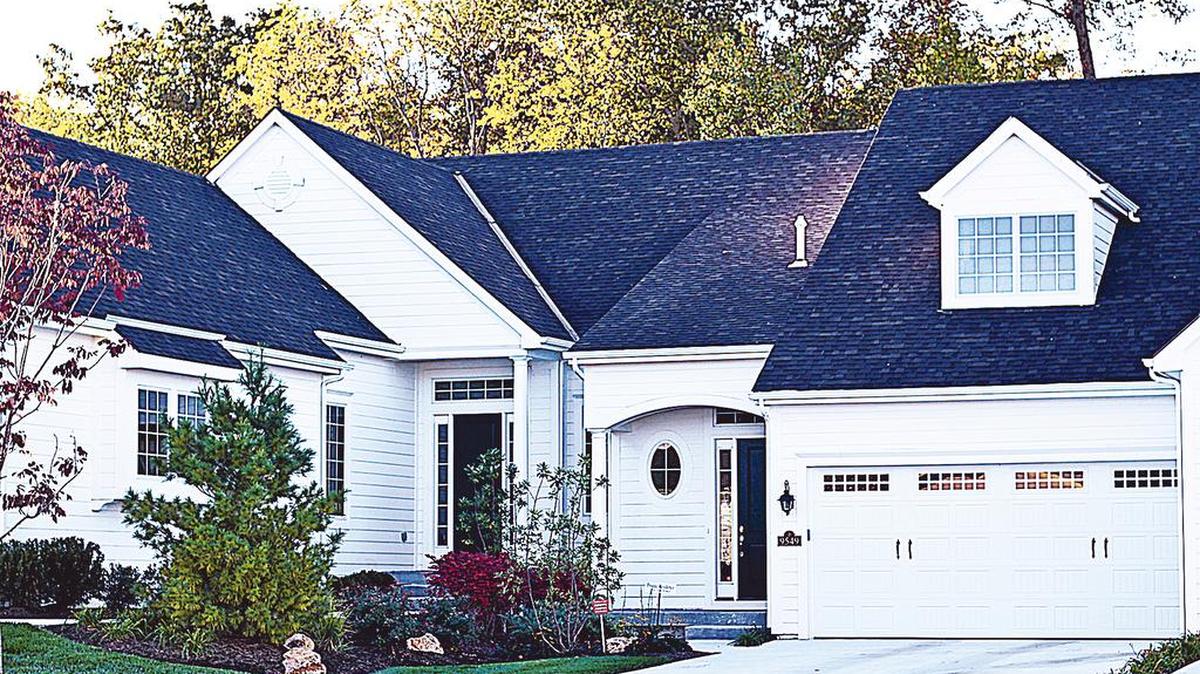 
Lime Stone Road Townhomes offers a variety of floor plans, including attached and stand-alone homes. It is part of The National Golf Club of Kansas City community.
