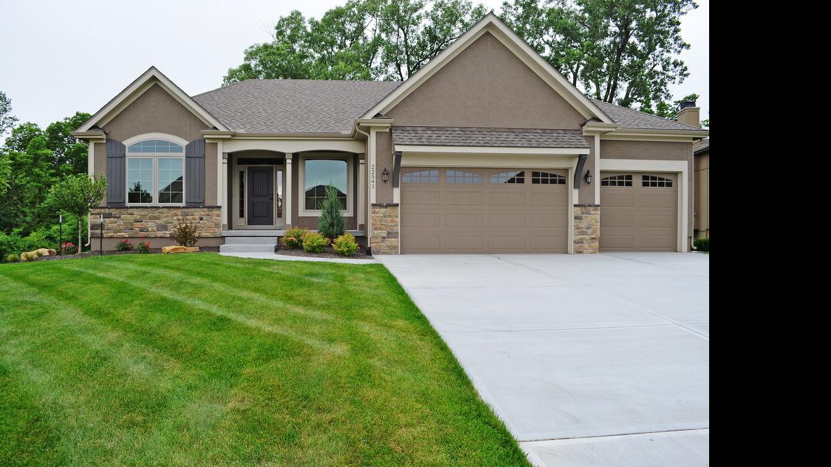 
Steve Foley Construction Co.’s new Clearbrook floor plan is an open and inviting reverse 1
1/2-story plan with four bedrooms, three bathrooms and a three-car garage. 
