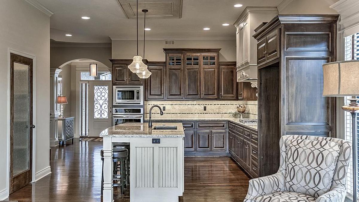 Custom cabinetry, granite countertops and hardwood floors are among the luxurious finishes featured in Gatewood Villas’ gourmet kitchens