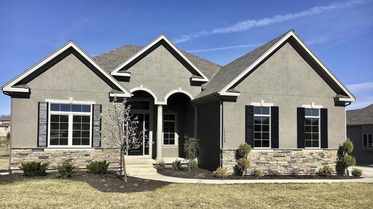 Parkview Homes’ expanded Broadmoor SE reverse 1½-story, located at 13220 W. 170th St., features a side-entry garage and a walkout homesite that backs to greenspace. Priced at $517,847, the home is available with a 30-day close.