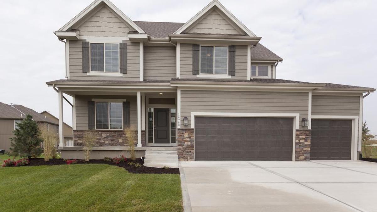 Perched on the western edge of Olathe on a beautiful meandering landscape and inviting open green space, Oak Run offers tranquil suburban living close to the city.