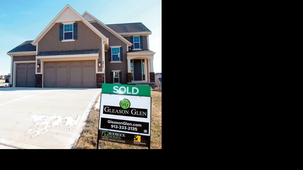 
Although it’s cold outside, sales are heating up at Gleason Glen. This premier Rodrock Homes community, situated in lush surroundings in the western suburbs, has plenty of available inventory for move-in this spring.
