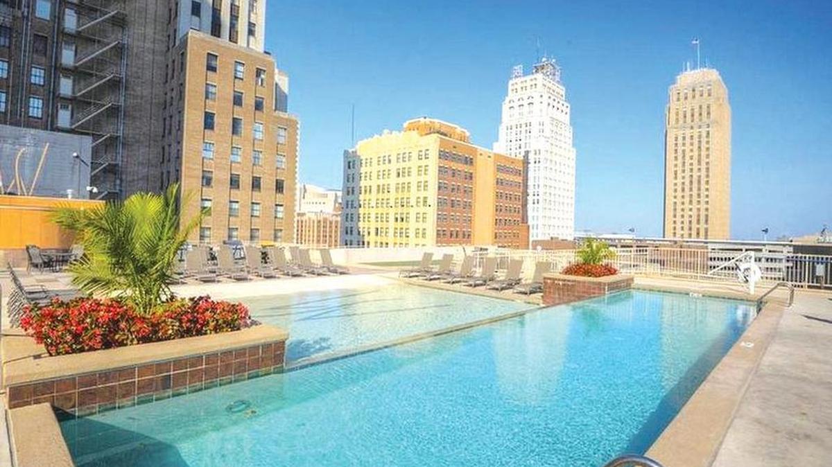 Prime first-floor office space is available in downtown Kansas City’s iconic WallStreet Tower, complete with Walnut Street-facing windows that are ideal for displaying company signage.
