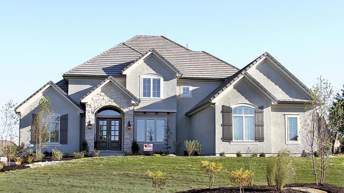 In Cedar Creek’s luxurious North Shore Estates, Don Julian Builders’ enviable Wellington floor plan is also available for immediate occupancy.